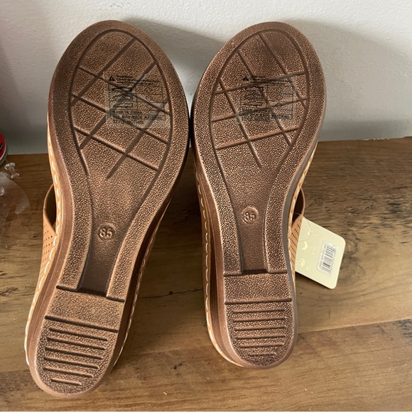 NEW Alexis Bendel Women's Mid-Heel Comfort Flower Thong Wedge tan - Picture 4 of 10